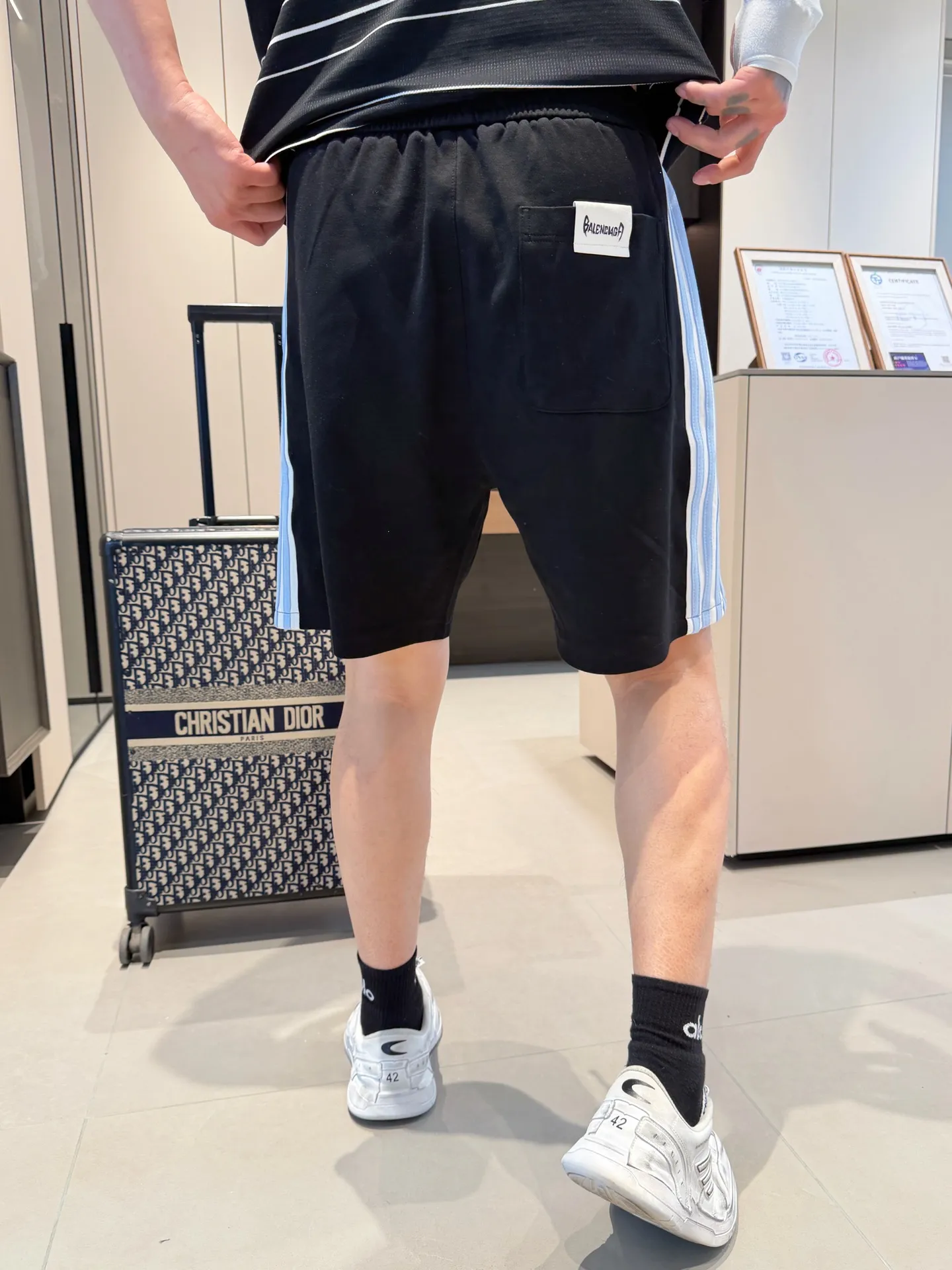Balenciaga's three-standard complete 2026 summer New Arrival men's casual shorts, advanced custom-made Breathable fabric, Breathable fabric, extremely stretchy and comfortable, impeccable details, top-grade accessories, original logo design concept, delicate and soft feel! The upper body fit is awesome! Size: M-XXXL Please state your height and weight when ordering